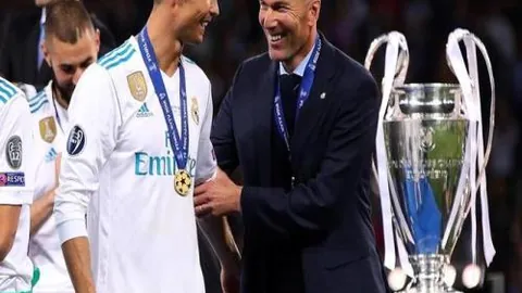 英超冠军争夺再现焦灼：曼城连败跌至第三，利物浦稳居榜首